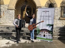 Amaya Liceaga, directora del Conservatorio de Irun, y Nuria Alzaga, delegada de Cultura.