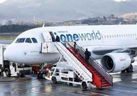 Pasajeros de un vuelo de Iberia acceden al avión en la pista de aterrizaje del aeropuerto de Hondarribia.