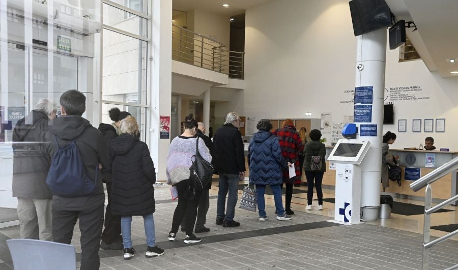 En el ambulatorio de Amara Berri a las 09.30 horas había pacientes afectados y una gran cola en el mostrador de recepción.
