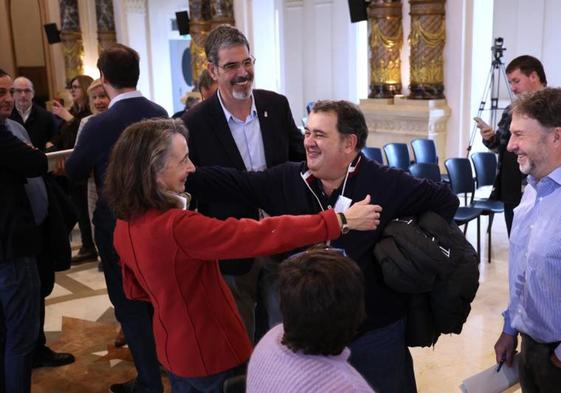 Marisol Garmendia y Ernesto Gasco se saludan junto al alcalde de Donostia, Eneko Goia.