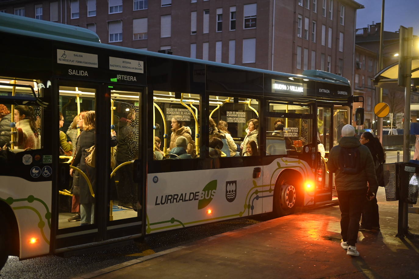 Autobús de Lurraldebus recogiendo viajeros en Tolosa a las siete de la mañana 