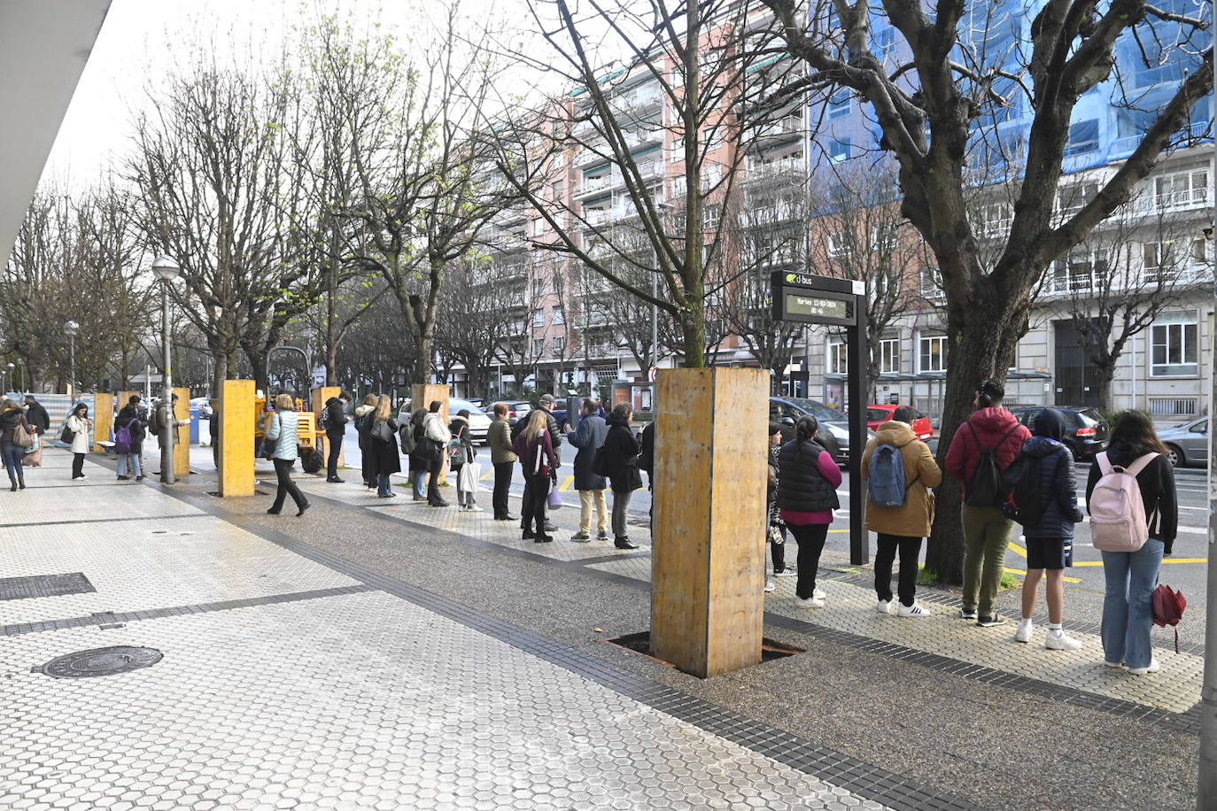 Largas colas para esperar al autobús en Amara