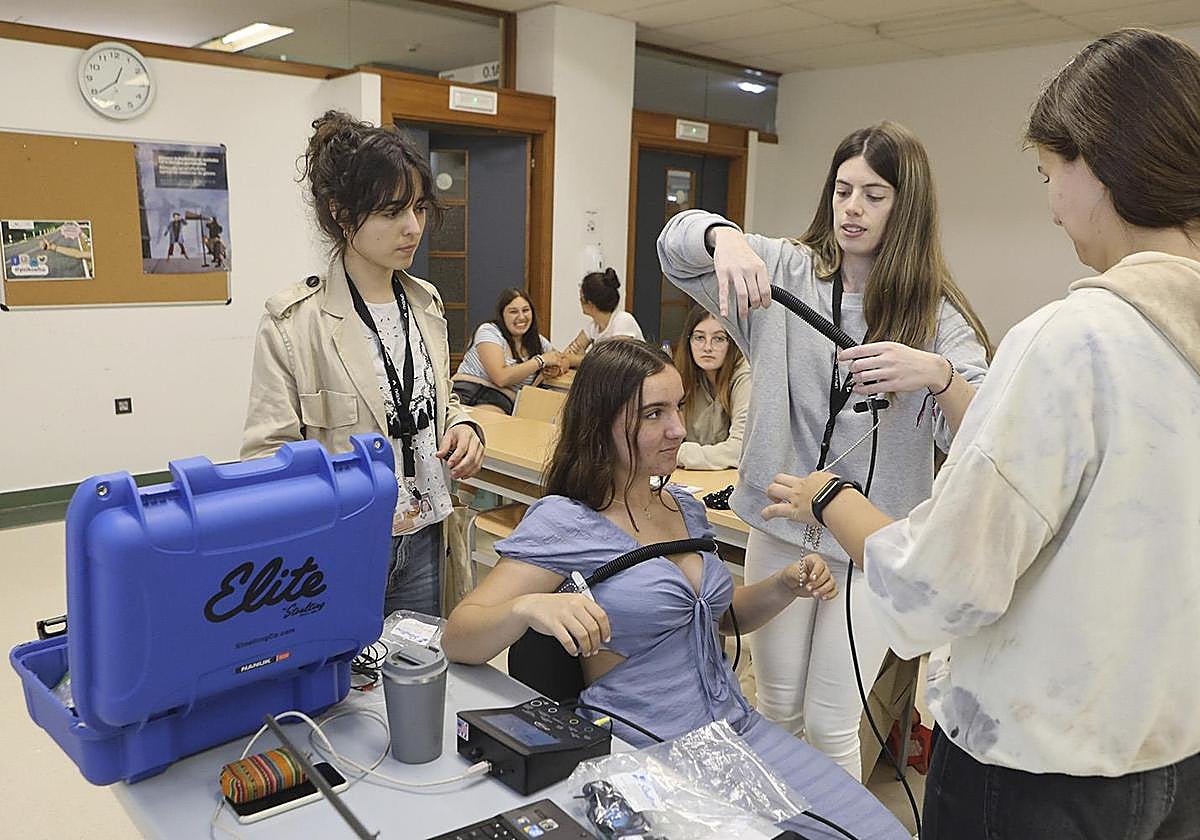 Gazteak unibertsitatera gerturatzeko jolas-jarduera-eskaintza