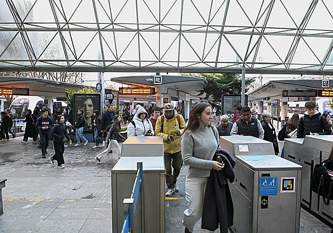 Viajes en la estación de Euskotren en la plaza Easo de San Sebastián.