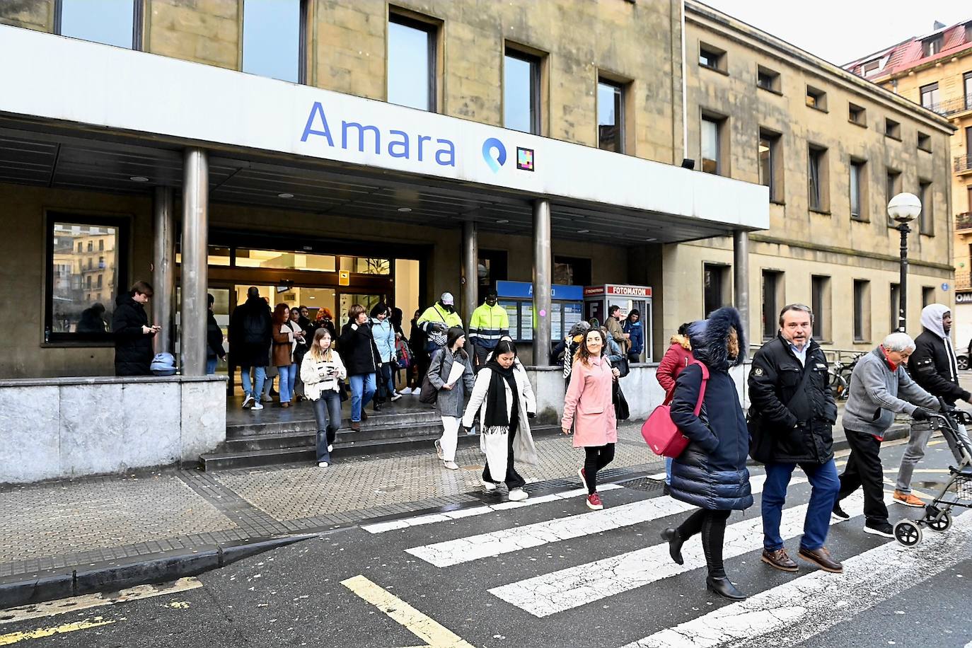 Aparente normalidad a primera hora en la estación del Topo en Easo (Donostia). 