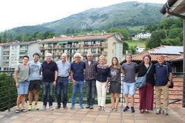 Los ganadores de la pasada edición junto a los organizadores.
