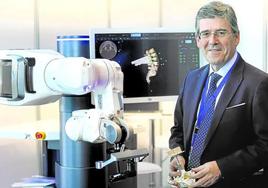 El jefe de Neurocirugía de Cruces, Iñigo Pomposo, presenta en el congreso 'Neuro-raquis' el robot quirúrgico Alaya, hecho en Euskadi