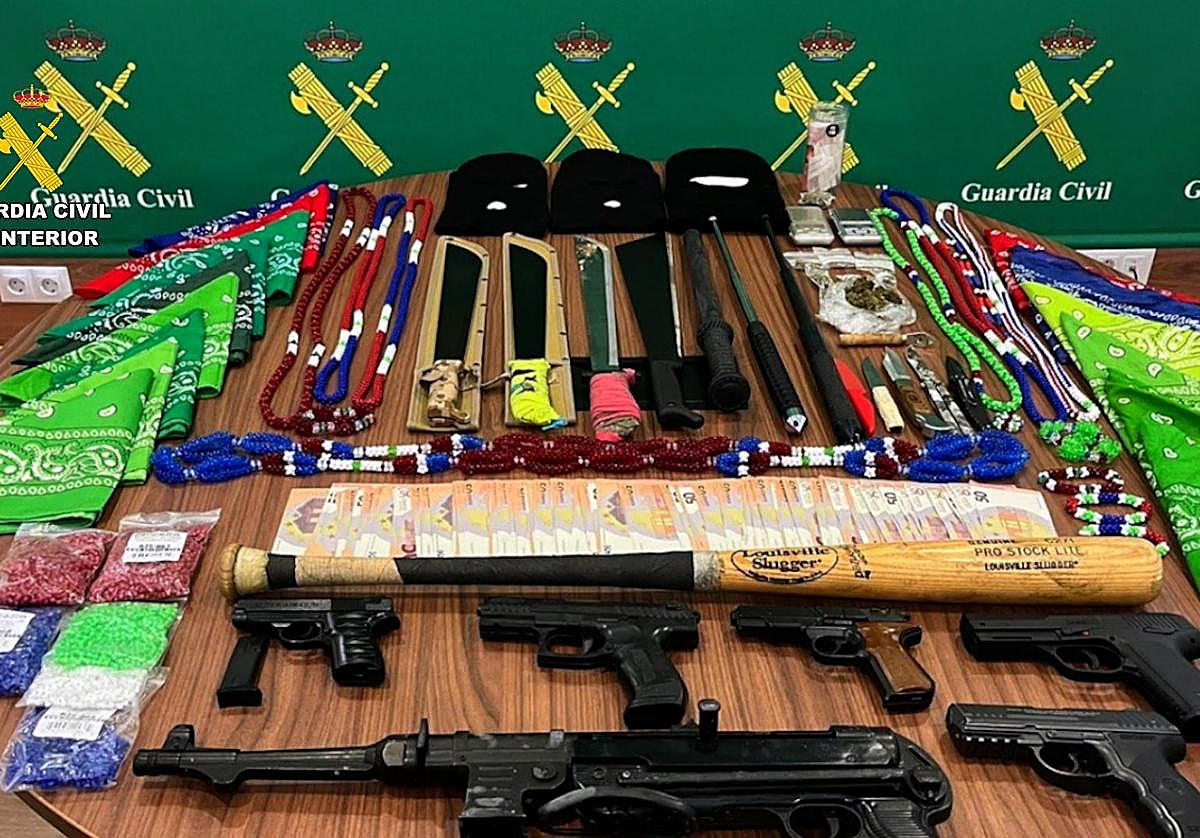 Material incautado en los cinco registros realizados por la Guardia Civil a los miembros de la banda de los 'Trinitarios'.