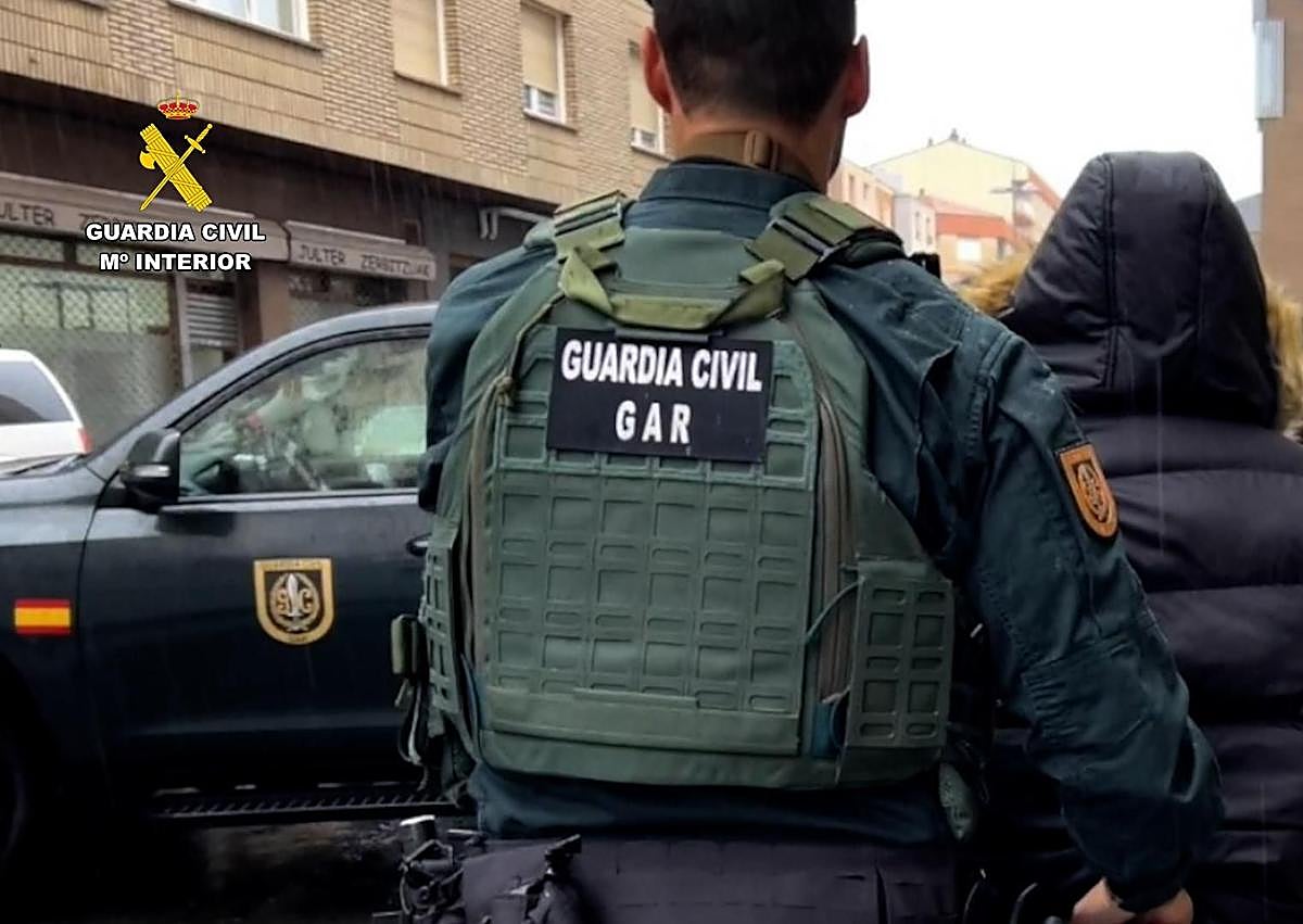 Imagen secundaria 1 - Desvelado el arsenal de los &#039;Trinitarios&#039; detenidos en Arrasate y Álava