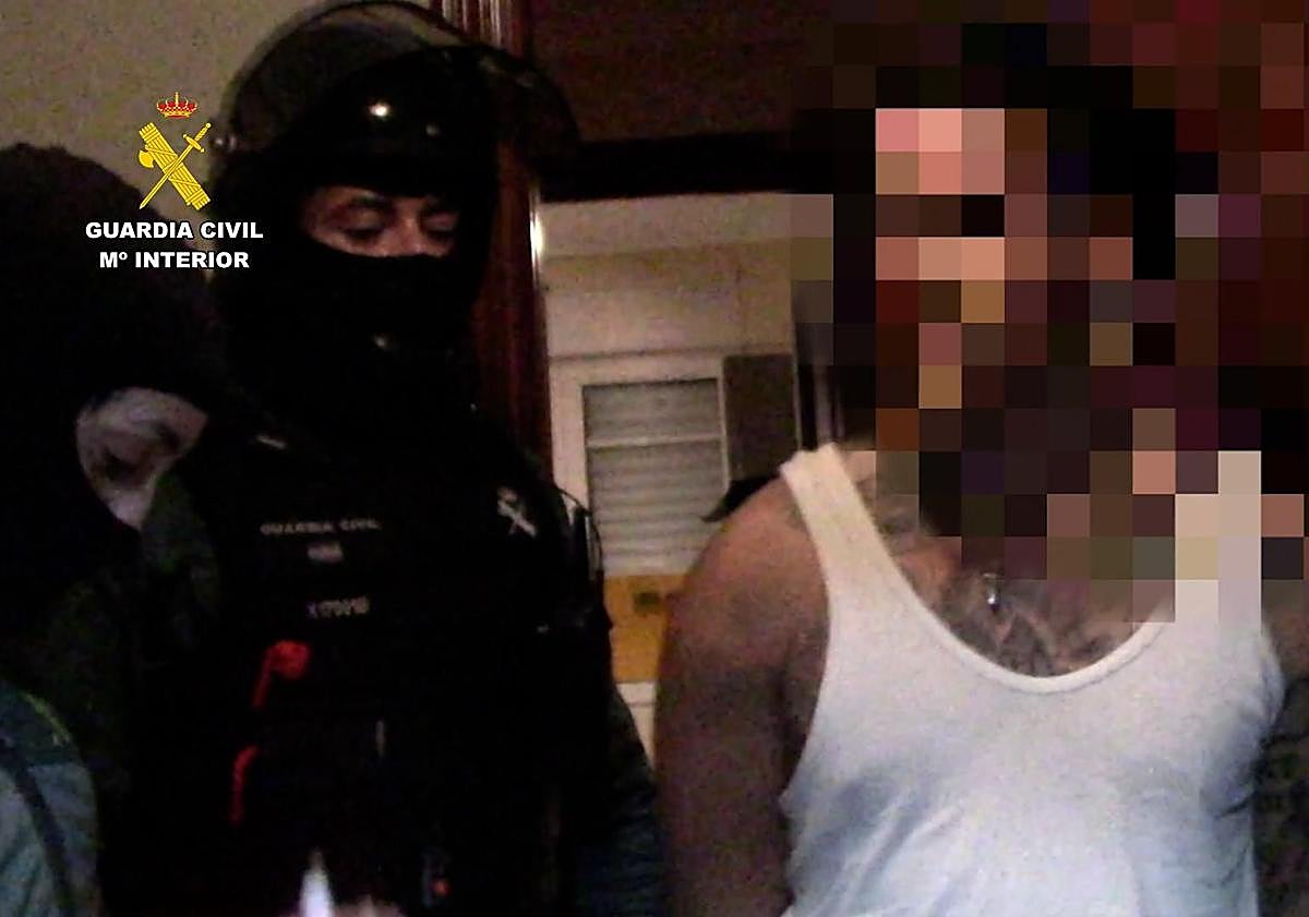 Imagen principal - Desvelado el arsenal de los &#039;Trinitarios&#039; detenidos en Arrasate y Álava