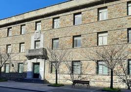 Fachada exterior del antiguo cuartel de la Guardia Civil, en Aretxabaleta.