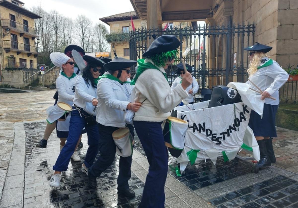 Una cuadrilla disfrutando del Carnaval en la plaza.