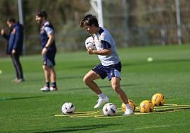 Kubo realiza un ejercicio con aros durante la sesión de este jueves en Zubieta.