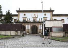 Un hombre camina por delante de la cárcel de Martutene, en Donostia.