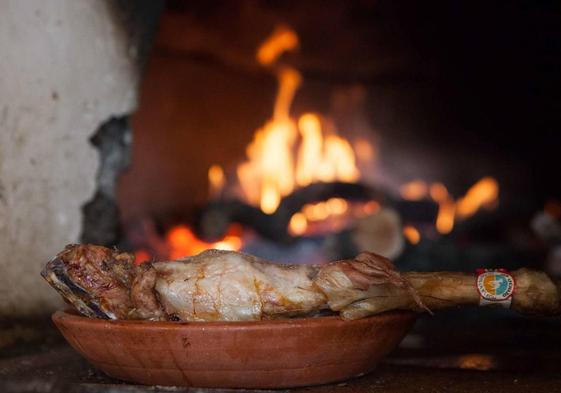 Un cuarto de lechazo sacado del horno de leña