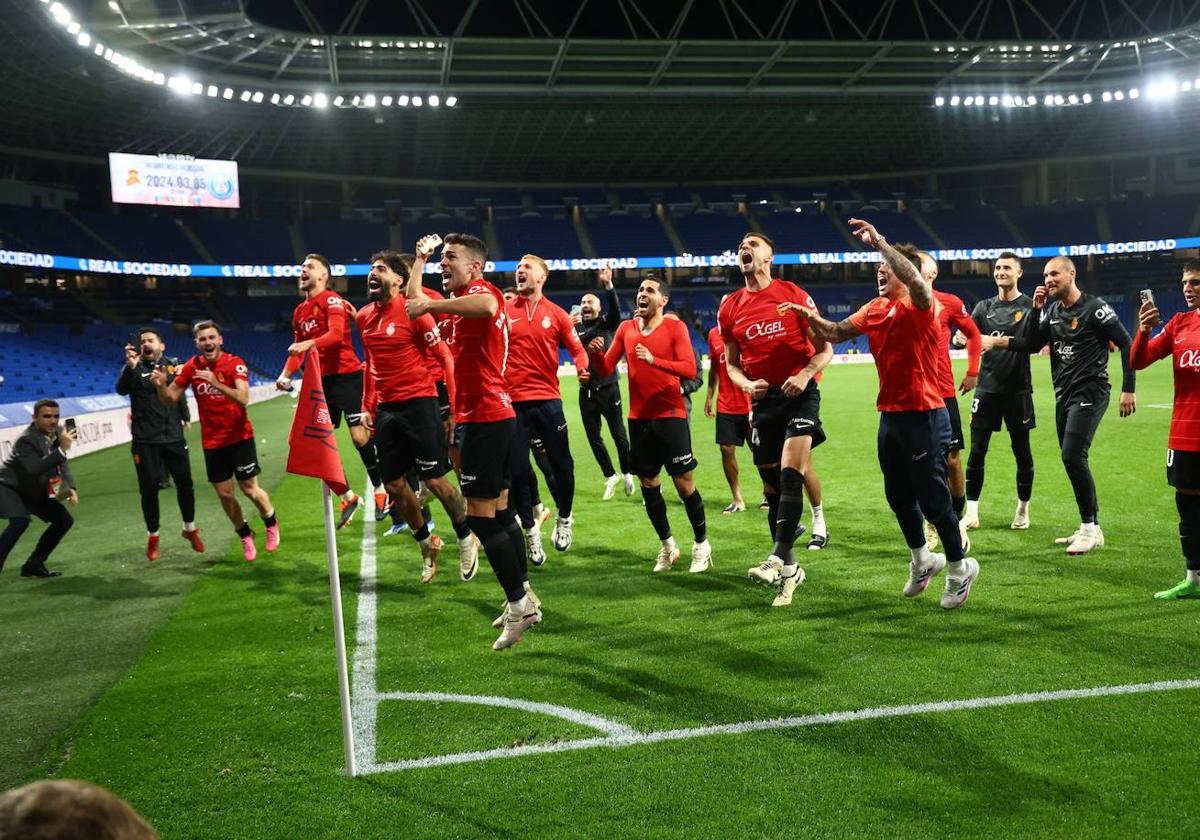 Los jugadores del Mallorca celebrando el pase a la final de Copa del Rey en el Reale Arena.