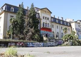 Edificio del antiguo instituto y colegio de los Agustinos donde residen inmigrantes sin hogar en el que el jueves se produjo la redada.