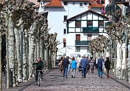 Personas paseando por las calles de Hondarribia.