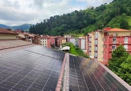 Placas fotovoltaicas del frontón Ederrena, que desde el año pasado surten a los edificios municipales de su entorno.