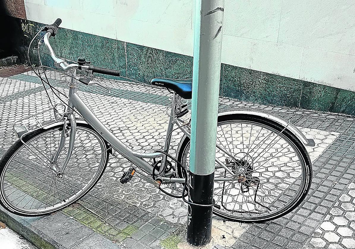 El lector Carlos Sancho denuncia que «desde junio del 2023 esta bicicleta abandonada está en la entrada del paseo de la Fe. Hace dos meses lo comuniqué al Ayuntamiento a través del servicio de Sugerencias, recibiendo como respuesta que tomaban nota y procedían a aplicar el protocolo. Hoy sigue igual de abandonada, aunque no sé si se cumple el protocolo».