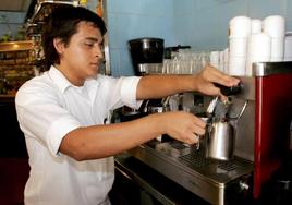 Un trabajador peruano en una cafetería.