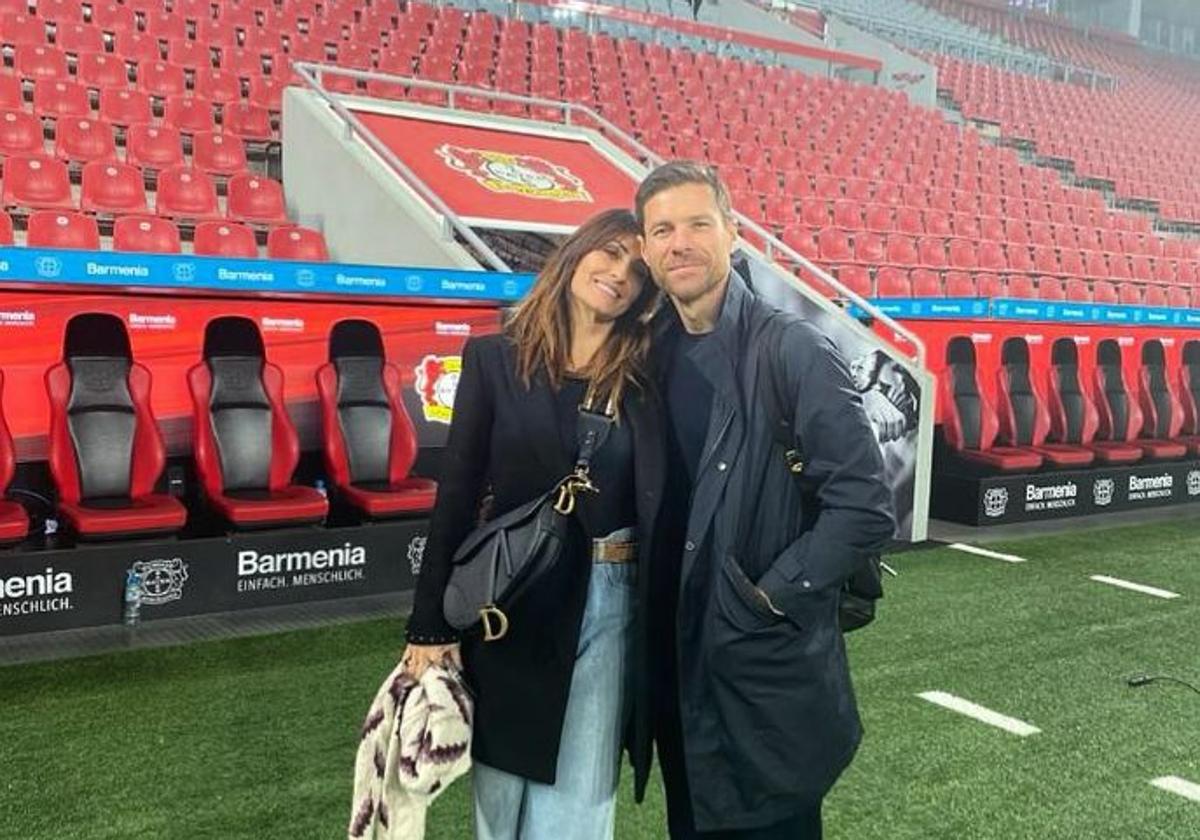 Nagore Aranburu y Xabi Alonso, en el BayArena de Leverkusen.