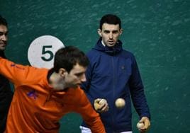 Altuna III y Martija separan las tres de las seis pelotas con las que jugarán este domingo en el Astelena de Eibar.