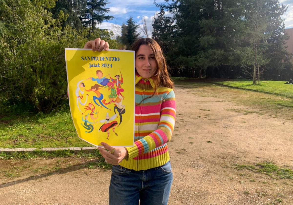 Milán posa con la portada ganadora del concurso.