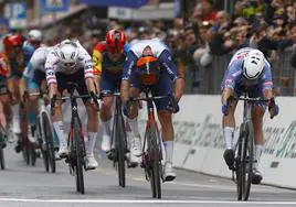 Philipsen, a la derecha, lanza la bicicleta y gana la Milán-San Remo a Matthews con Pogacar tercero.