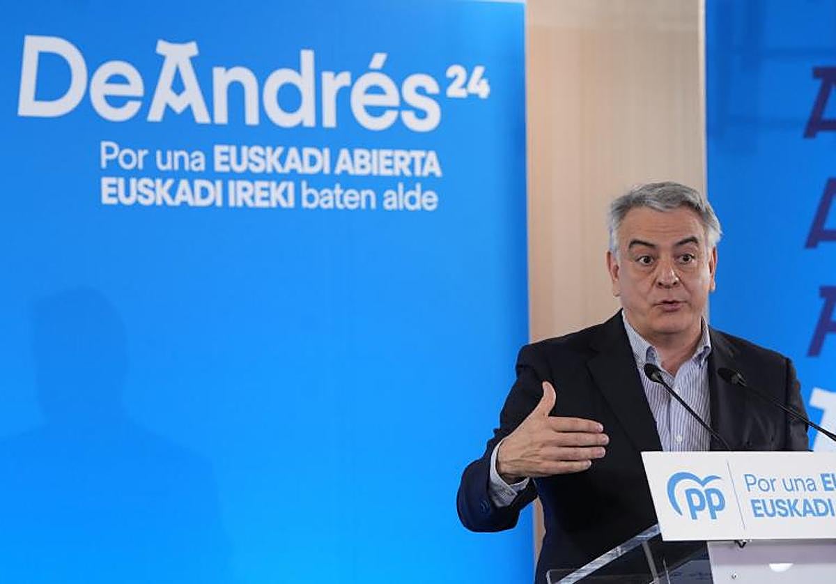 El presidente del PP vasco y candidato a Lehendakari, Javier de Andrés, interviene durante una jornada del PP vasco en Donostia.
