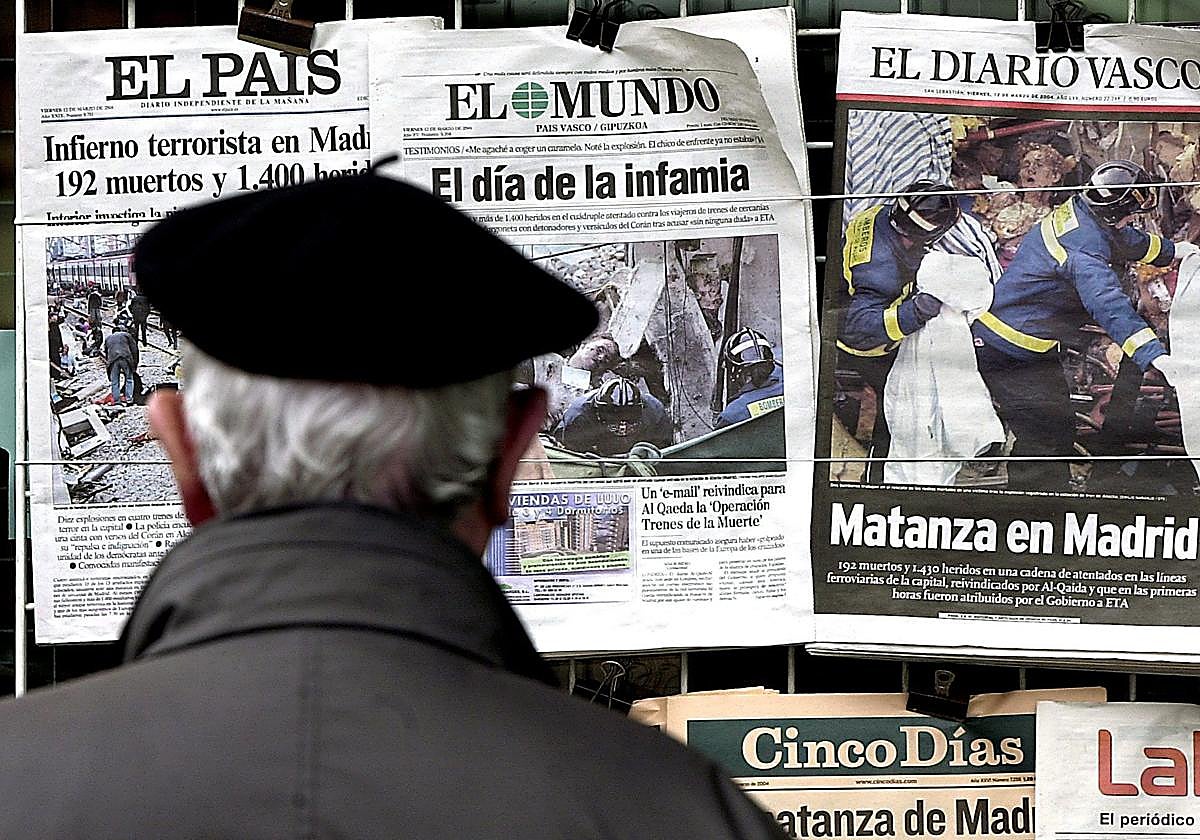 Un ciudadano lee las primeras páginas de los periódicos en un quiosco el 12 de marzo de 2004.