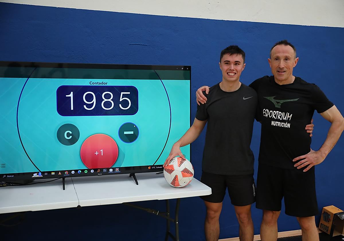 David Angulo Saiz y Javier Angulo Fernández posan con la cifra 1985, que es el número de toques de balón con la cabeza en parejas que han conseguido y que les otorga el récord mundial.