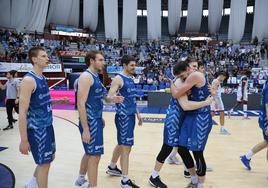 Sturup y Aurrecoechea se abrazan en la celebración de la victoria del Gipuzkoa Basket.