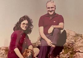 Con su marido Jose Ignacio Iraegi, con el perro Kirru, en la cima de Kalamua, en la década de los setenta.