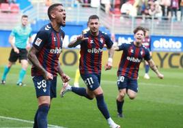 Pereira, Sergio León y Soriano celebran el primer gol frente al Villarreal B.
