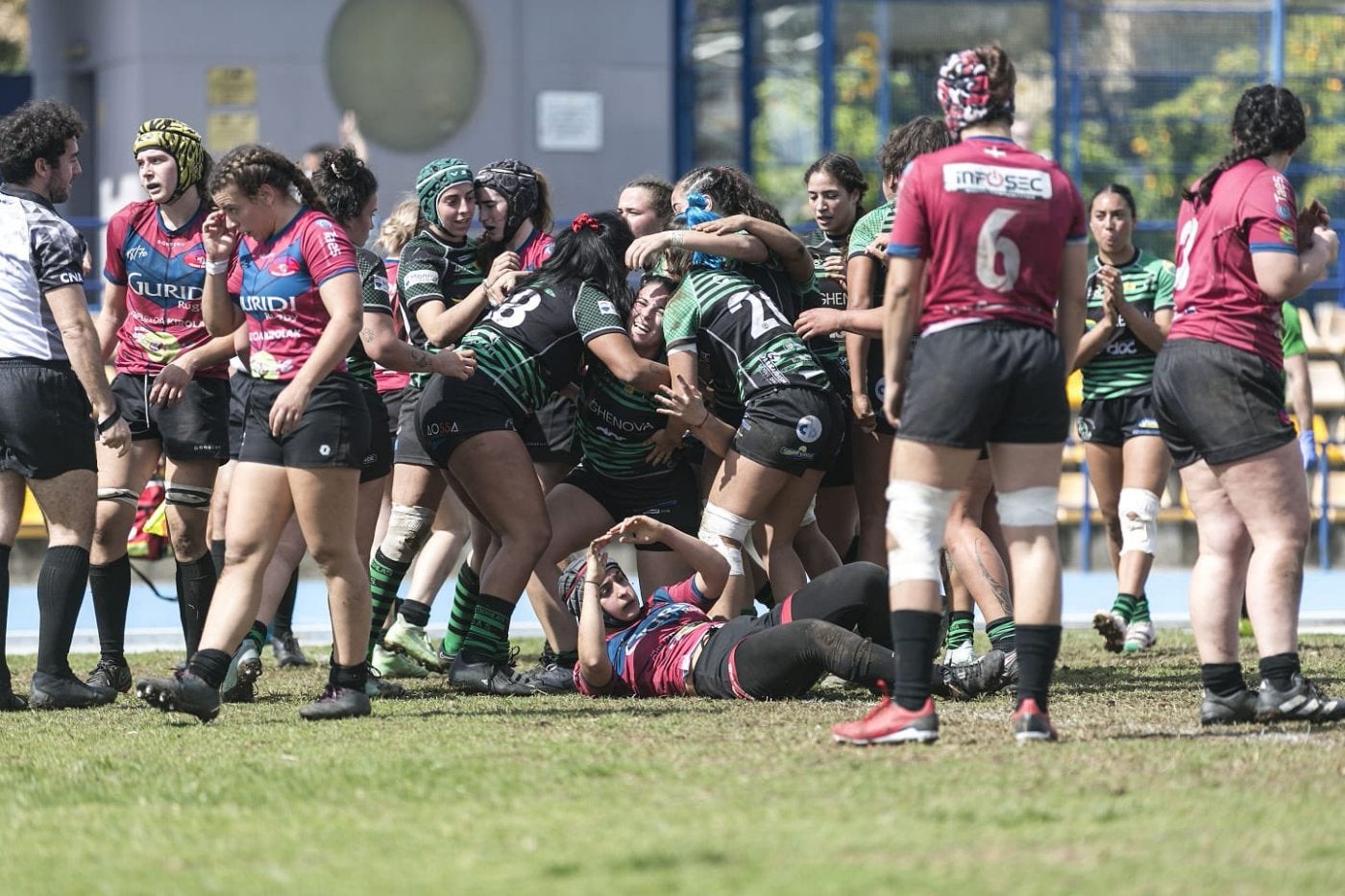 El Eibar Rugby Taldea frente al Ghenova Cocos ayer en Sevilla.