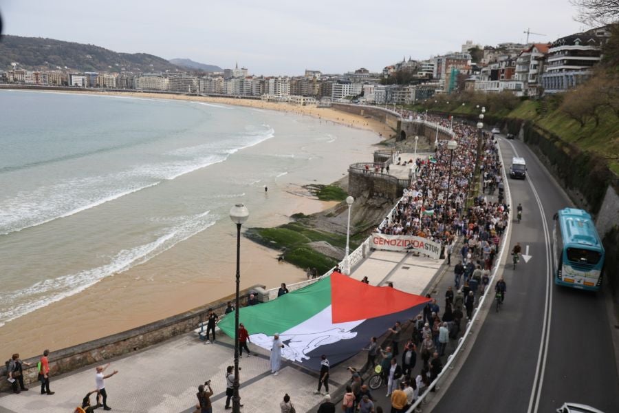 Multitudinaria marcha para denunciar el genocidio en Palestina