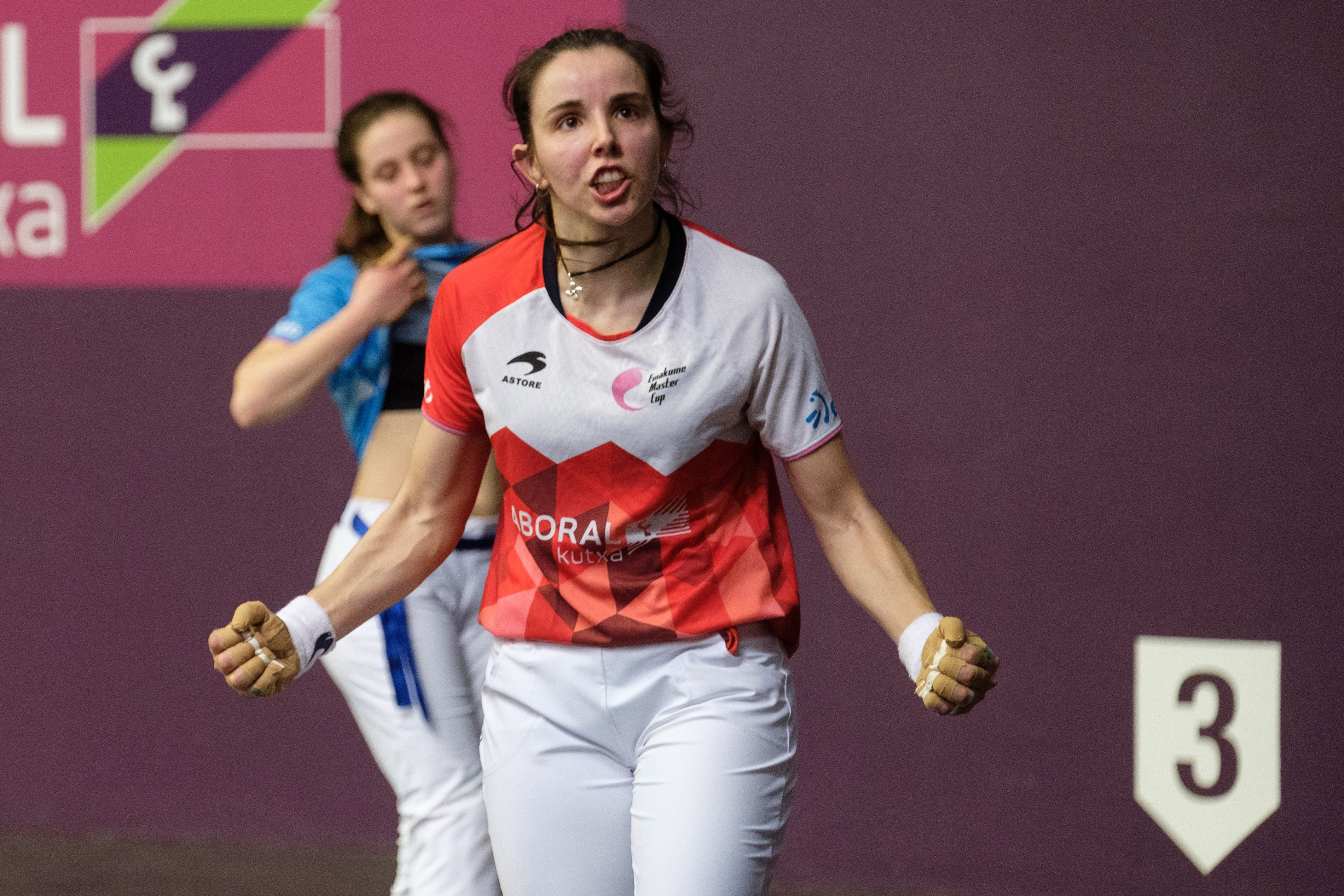 Olatz Arrizabalaga celebra un tanto.