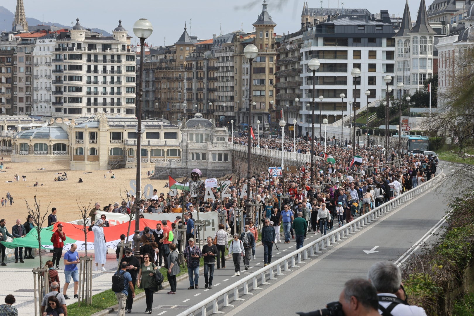 Multitudinaria marcha para denunciar el genocidio en Palestina