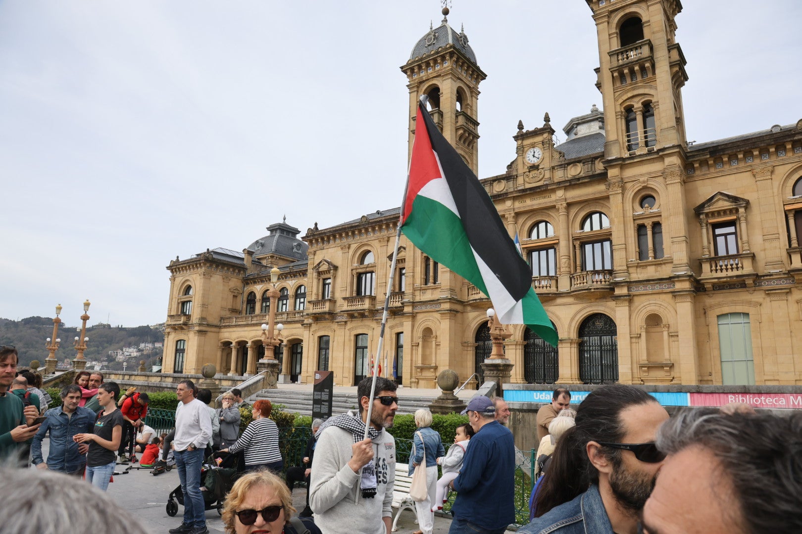 Multitudinaria marcha para denunciar el genocidio en Palestina