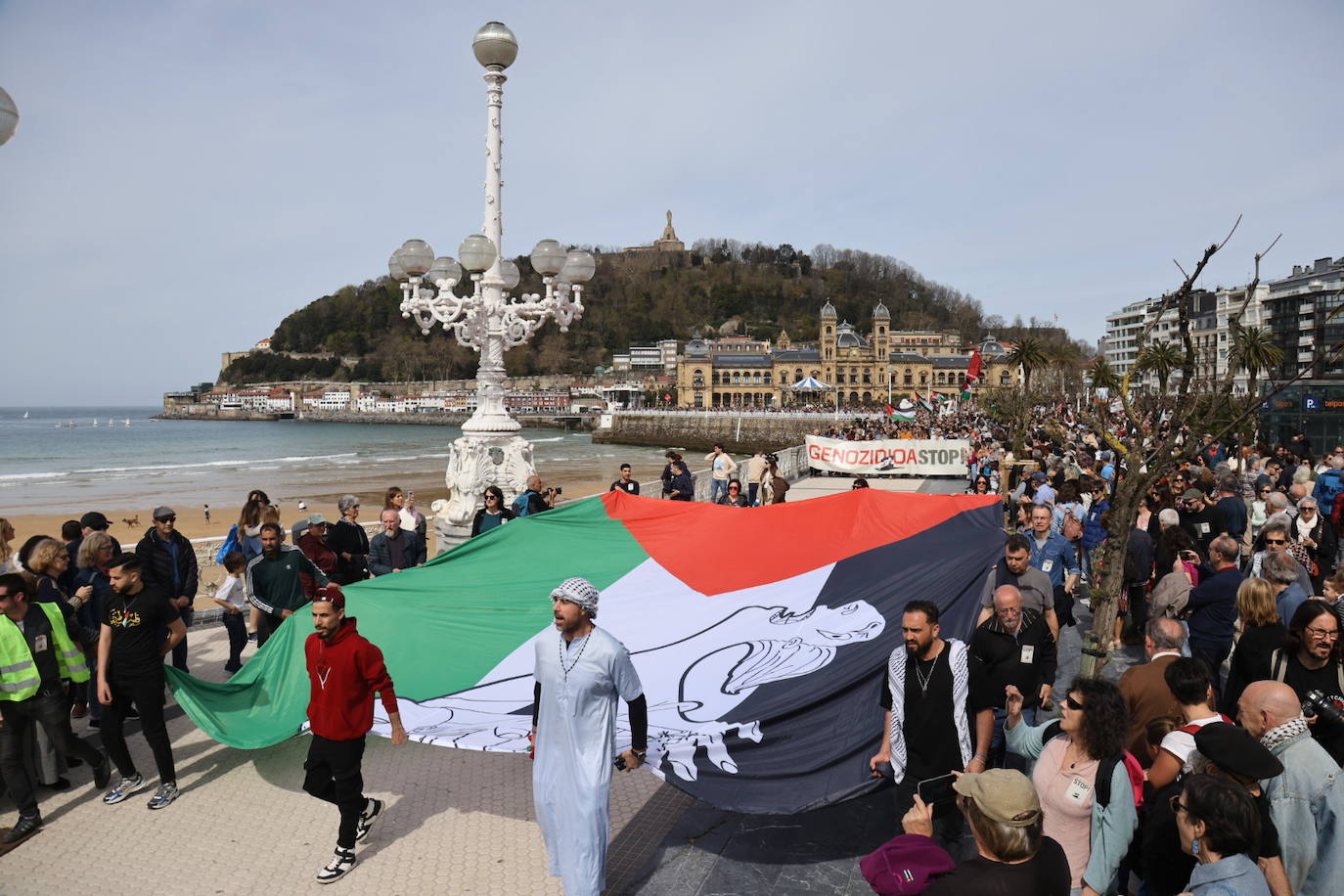 Multitudinaria marcha para denunciar el genocidio en Palestina