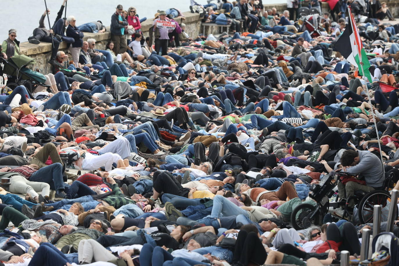 Multitudinaria marcha para denunciar el genocidio en Palestina