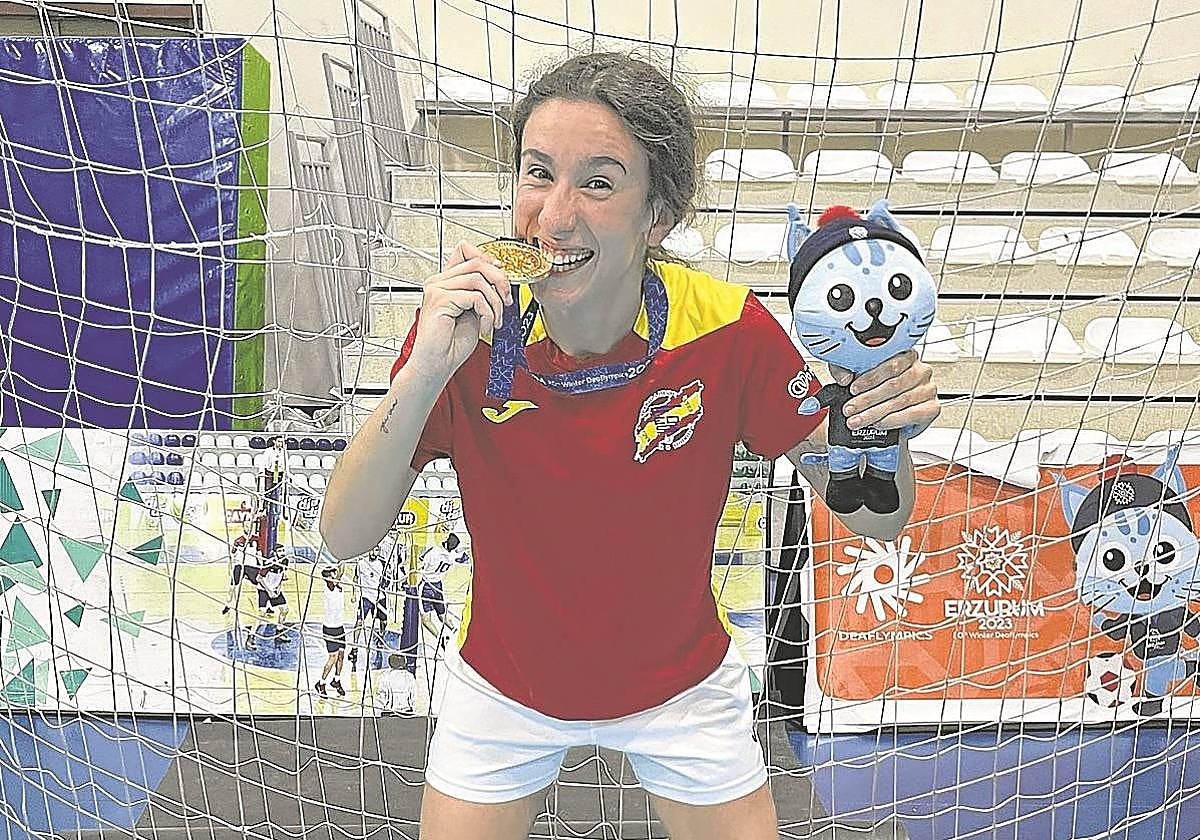 Naroa Maldonado muerde la medalla de oro conseguida en los Juegos Sordolímpicos 2024.