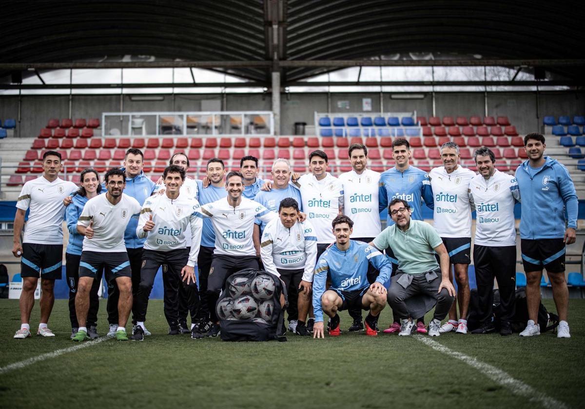 La expedición de Uruguay ayer sábado en el entreno en Amorebieta con los únicos dos jugadores de la expedición.