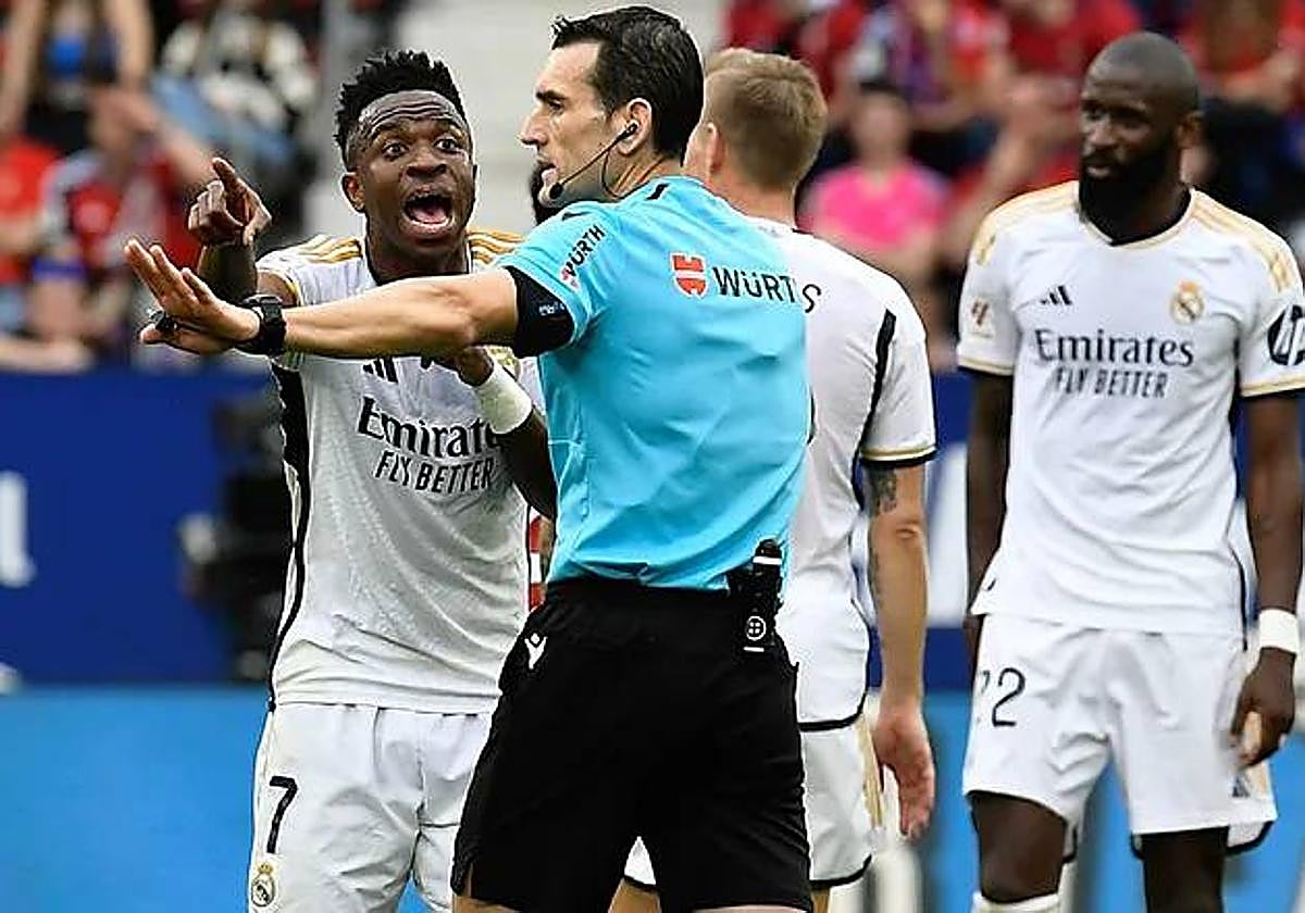 El Real Madrid denuncia a Martínez Munuera por «omitir en el acta insultos a Vinicius» en El Sadar