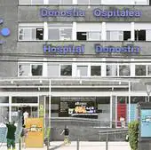 Entrada principal del Hospital Universitario Donostia en la capital guipuzcoana.