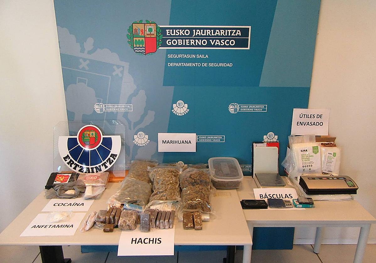 El material incautado por los agentes de la Ertzaintza en la operación antidroga.