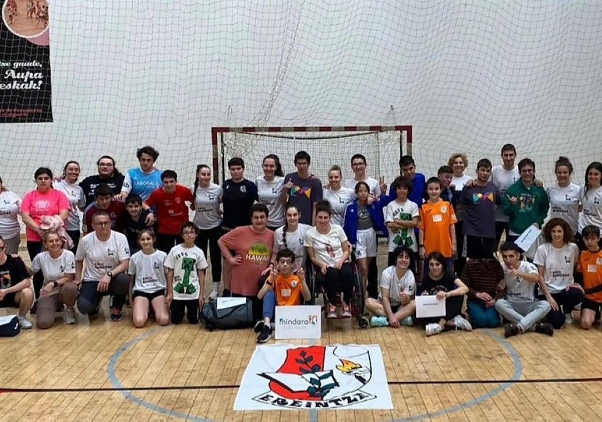 Galtzaraborda acogió una nueva jornada de balonmano adaptado.