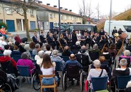 Residentes y vecinos. Disfrutandodel concierto ofrecido el domingo por la banda en Argixao.