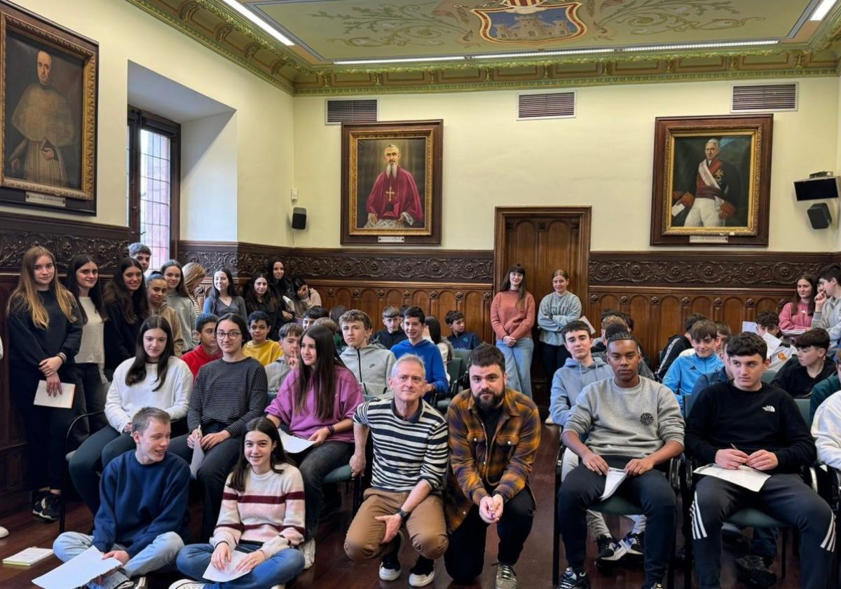 Alumnas y alumnos de la ikastola junto al técnico de Juventud, Beñat Zamalloa, y el alcalde, Jon Luqui, ayer en el salón de Plenos.